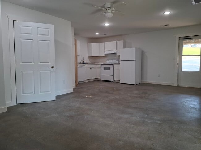 Building Photo - 48 Lena Dr