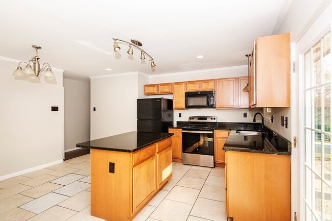 Building Photo - Lovely 3 Bedroom 2 Bathroom Home