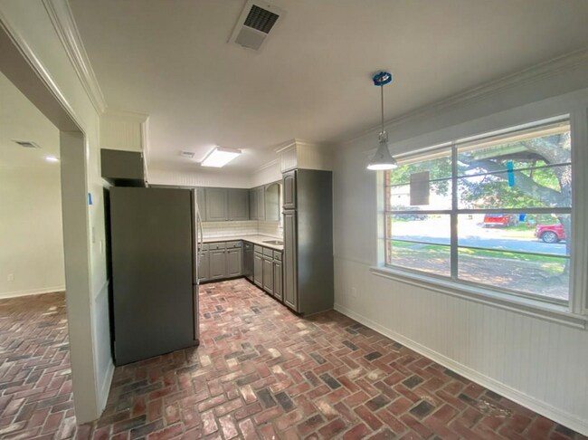 Building Photo - Move-in Ready 3 bed/ 2 bath home in Town S...