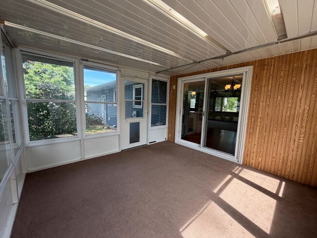 Building Photo - 3 Bedroom, 2.5 Bathroom Home with Fenced Yard & 2 Car Garage