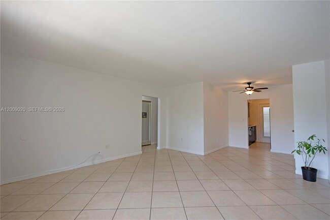 Building Photo - 2250 Bay Dr
