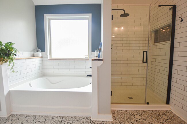 Building Photo - Pet Friendly Four Bedroom!