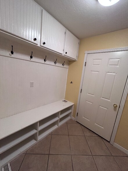 Building Photo - 517 Meadowview Ln
