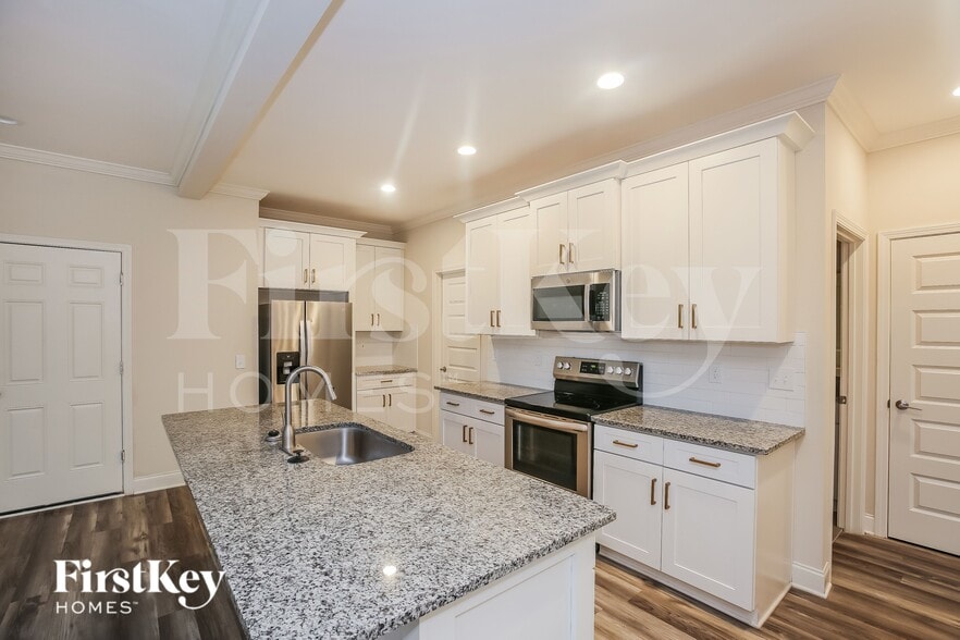 Building Photo - 215 Parkwood Dr NW