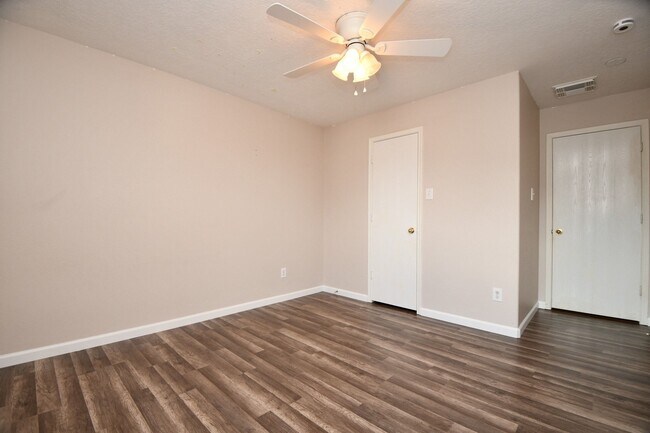 Building Photo - 5418 Cinnamon Lake Dr