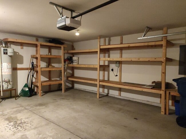 Building Photo - Stylish SW Bend 3×2 with Fenced Yard