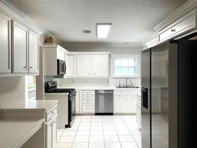 Building Photo - 835 W 41st St