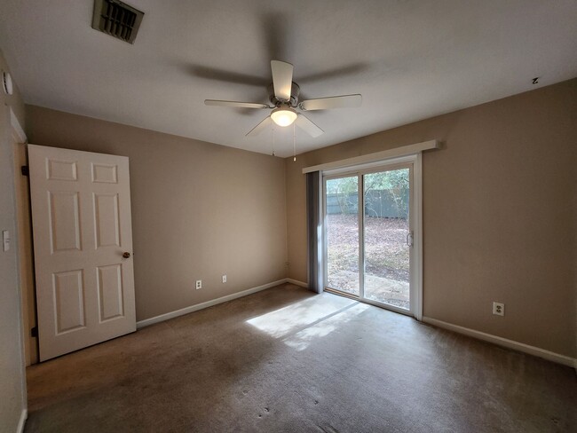 Building Photo - 2 bedroom duplex available for a move Marc...