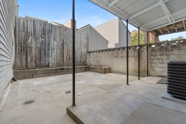 Building Photo - Luxury 3 bed 2 bath, large courtyard, amaz...