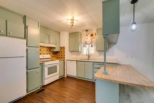 Building Photo - Beautifully Remodeled Boulder City Home with Spacious Backyard Retreat