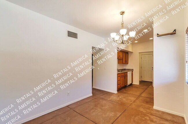 Building Photo - 1009 E Halcyon Rd