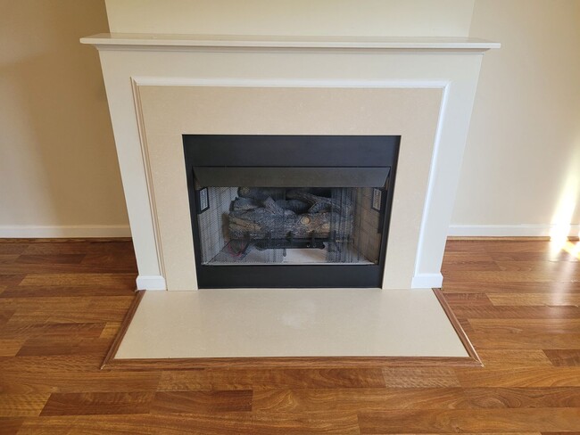 Building Photo - Gorgeous 3 bedroom, 2.5 bath townhome-styl...