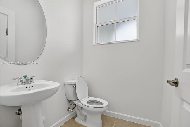 Building Photo - 2748 SE 26th Ave