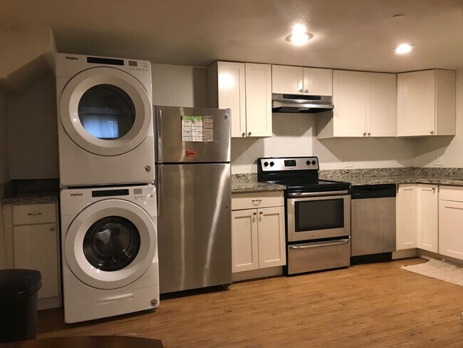 Building Photo - 1041 W Vine Dr