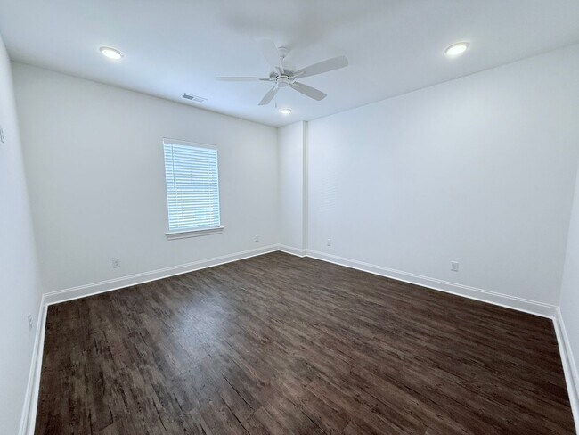 Building Photo - 624 Cottage Grv Cir