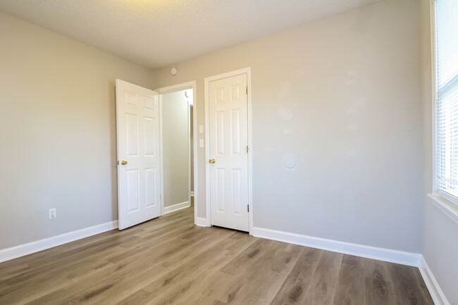 Building Photo - 649 Woodmont Cir