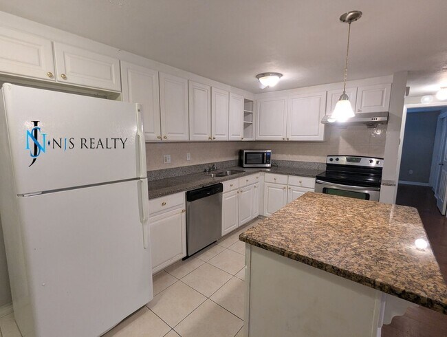 Building Photo - Beautiful, open floorplan 3/2/1 1100 Sq. F...