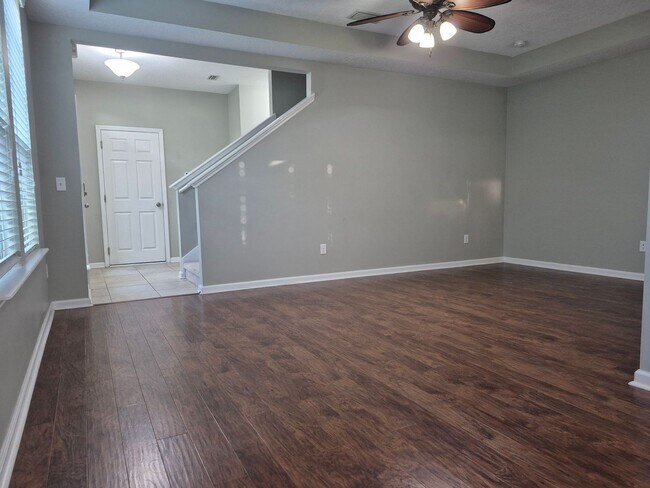 Building Photo - 653 Reese Ave