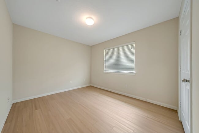 Building Photo - 12810 Lakeshore Dr