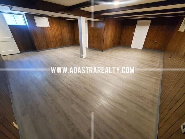 Building Photo - Spacious Overland Park Ranch Home w/Finish...