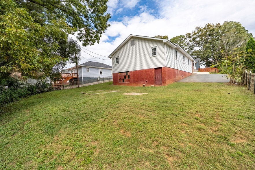 Building Photo - 387 Woodlawn Ave