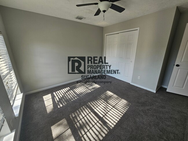 Building Photo - Executive Living in the Heart of Sugar Land