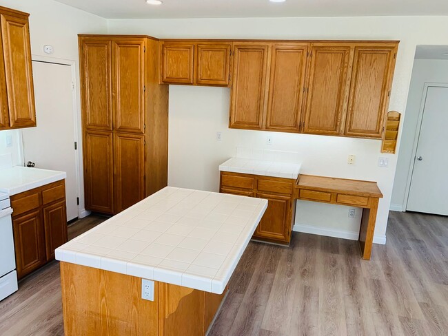 Building Photo - Large 4 bedroom home for lease in the hear...