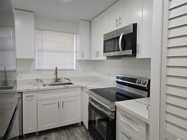 Building Photo - 11477 NW 39th Ct