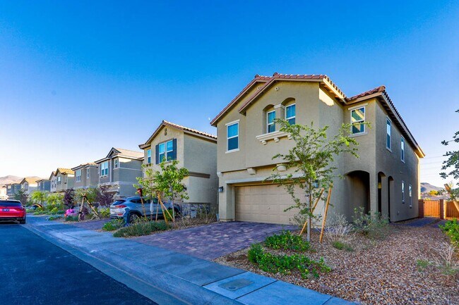Building Photo - INSPIRADA BEAUTY WITH BED AND FULL BATH ON 1ST FLOOR