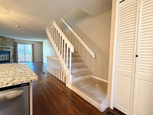 Building Photo - Updated Townhome in Centennial