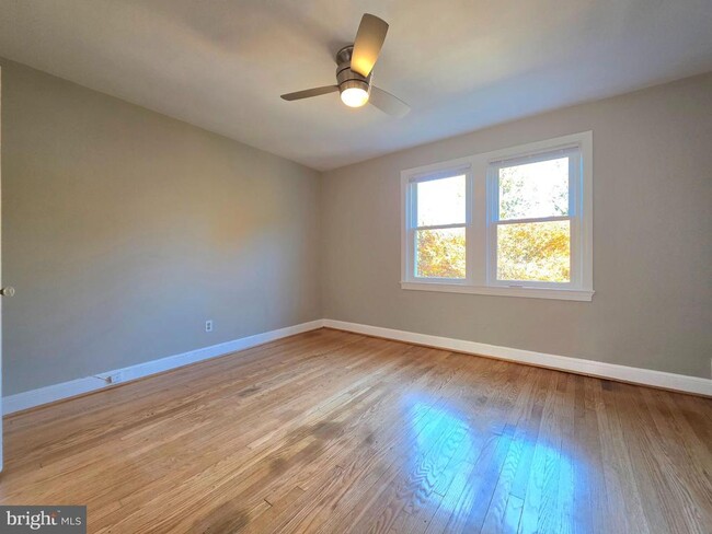 Building Photo - 527 E Nelson Ave