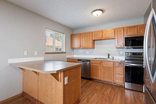 Building Photo - 3Bed/1.5 Bath House available