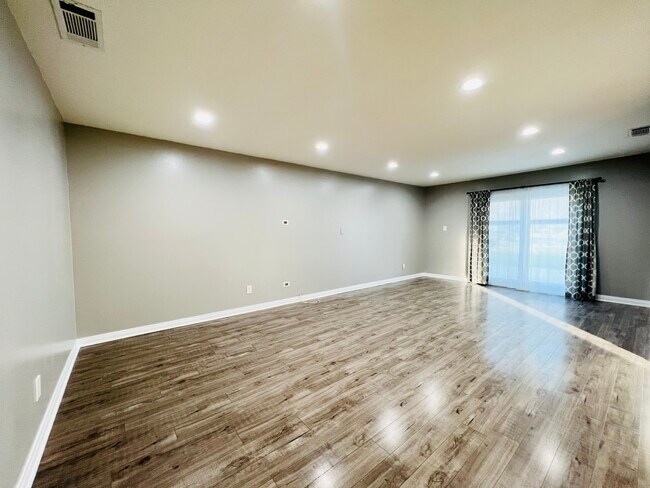 Building Photo - 824 N San Diego Ave