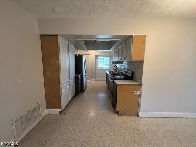 Building Photo - 2031 Maravilla Cir