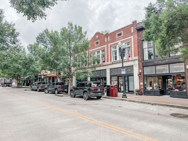 Building Photo - COMING IN SEPTEMBER!! Gorgeous 2 bedroom 1 bath Condo on Gay Street in downtown Knoxville!!!