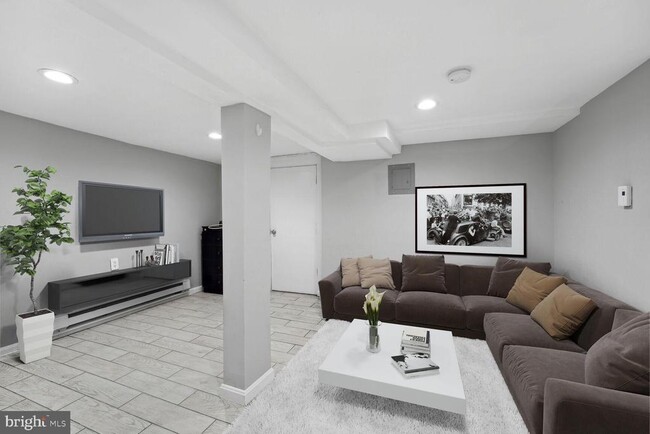 Building Photo - 768 Quebec Place NW