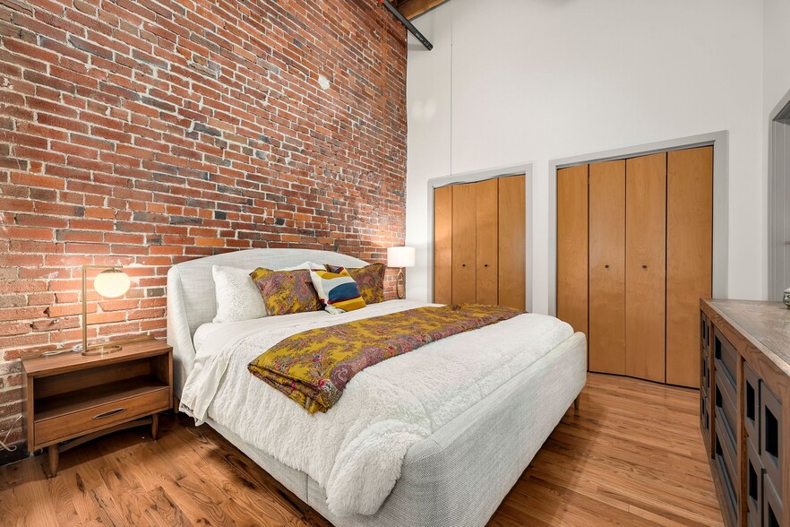 Bedroom w/King Size Bed - 1800 Lawrence St