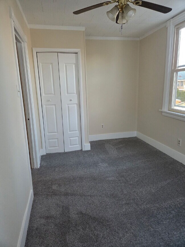 Building Photo - "Charming 3-Bed Sanctuary in Lebanon – Your Cozy Haven Awaits!"