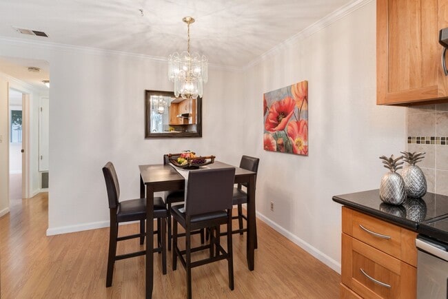 Building Photo - Excellent lower level Condo in Gated Warm ...