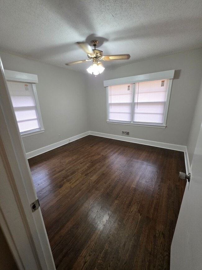 Building Photo - 107 Creek Dr