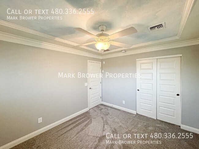 Building Photo - 1042 W Oleander Ave
