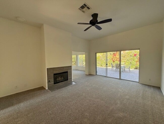 Building Photo - Laguna De La Paz