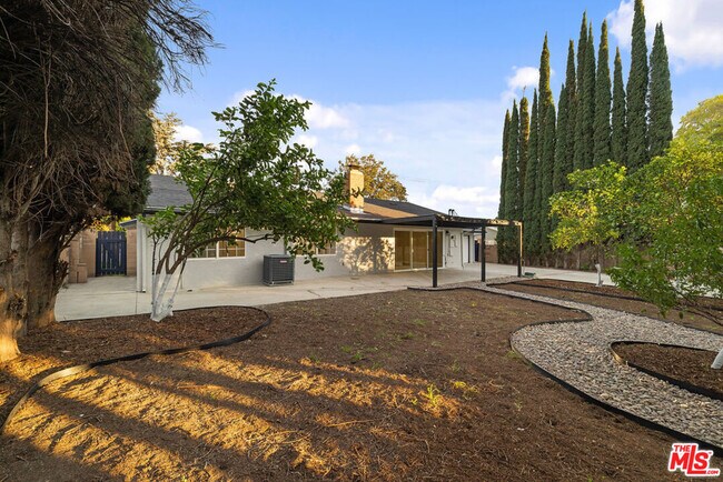 Building Photo - 10557 Reseda Blvd