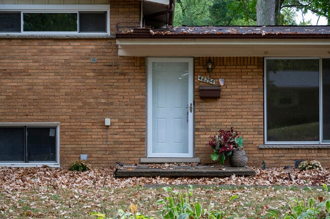 Building Photo - 46254 Custer Ave