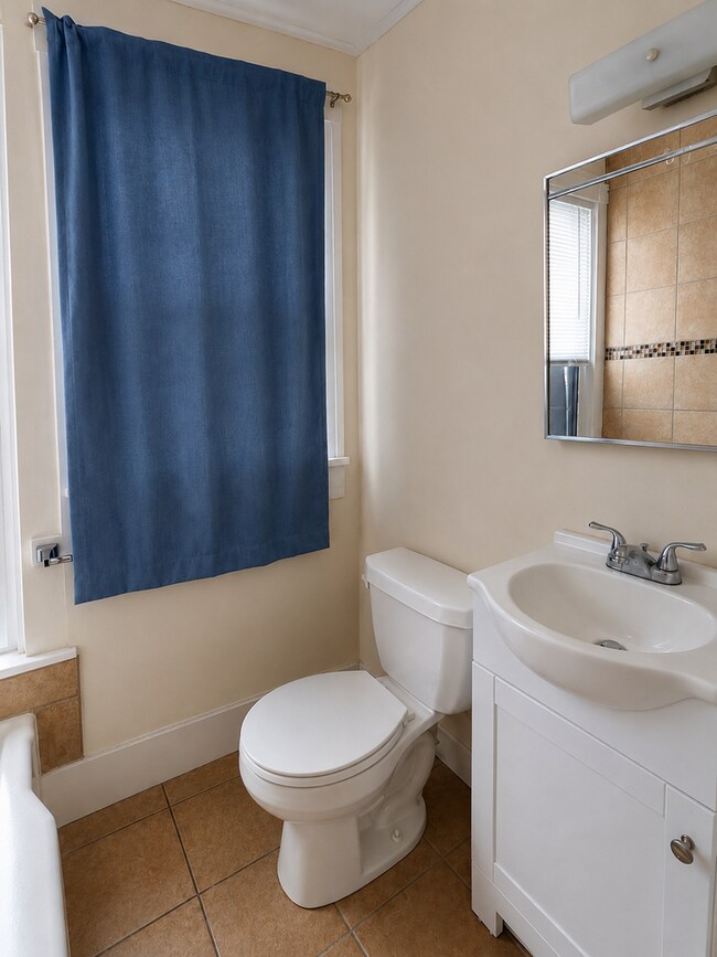 Building Photo - Town House: 2 bedroom & 1 bathroom