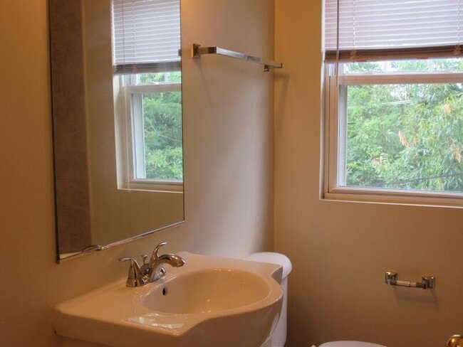 Building Photo - 2 Bedroom Townhome with 1.5 bath Ready for...
