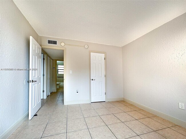 Building Photo - 9460 Fontainebleau Blvd