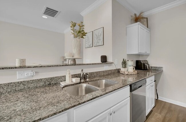 Building Photo - 3 Bedroom 2.5 Bath Townhouse in Lakeview Commons - Goose Creek