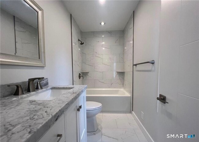 Building Photo - 429 Round Hill Rd