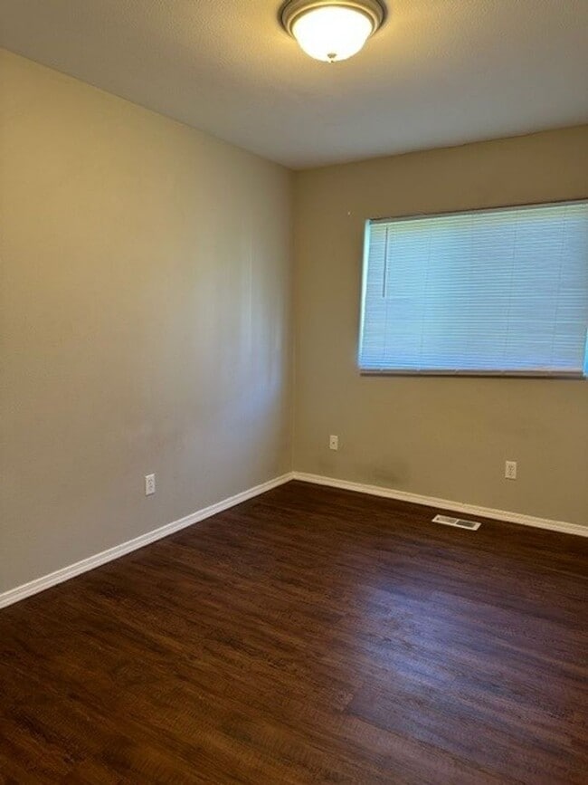 Building Photo - The Perfect Family Home! Large Yard, Deck ...